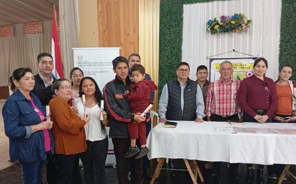 Entregan Certificados de Repatriación a hijos de connacionales en San Pedro del Paraná